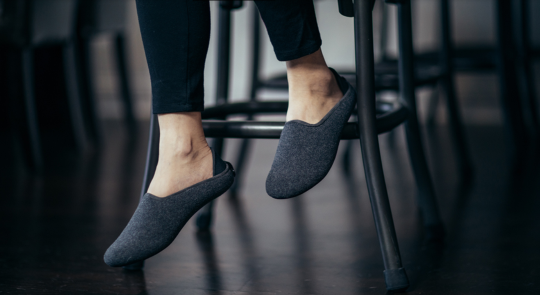 Veelzijdige unisex huisschoenen met antislipzool, geschikt als pantoffels of casual buitenschoenen.