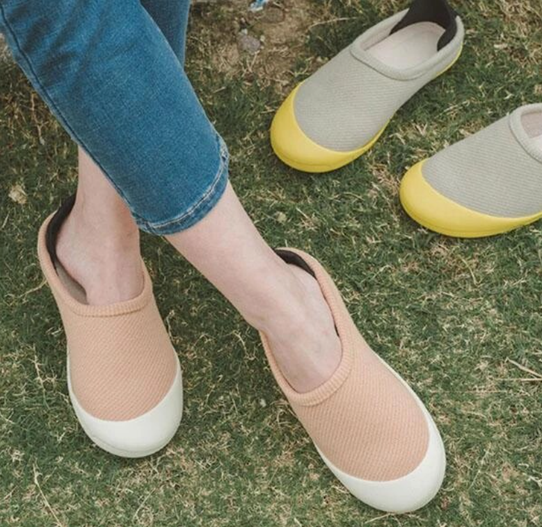 Moderne heren/dames huisschoenen met uitneembare binnenzool voor optimaal comfort, zowel binnen als buiten.