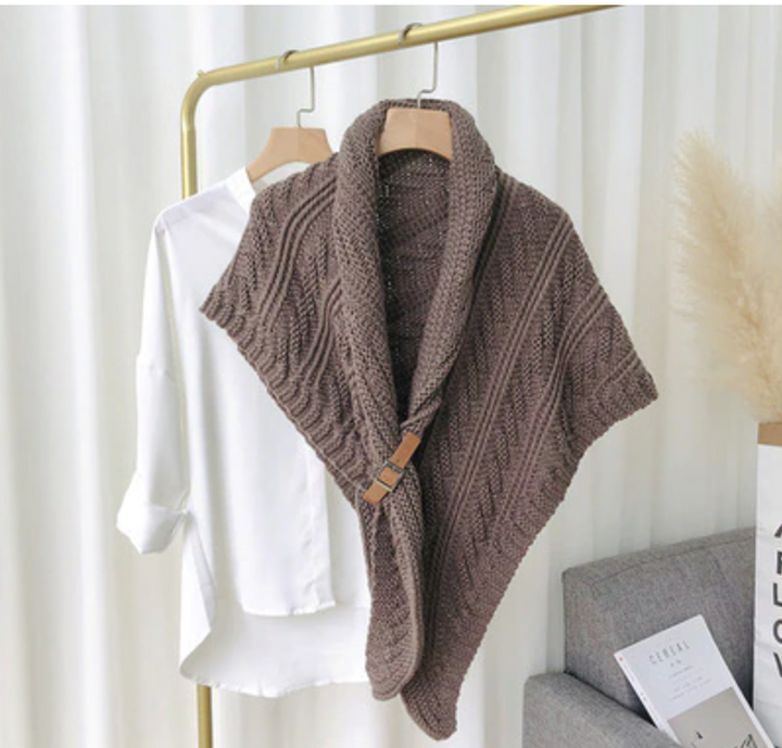Detailopname van een zachte, gebreide dames sjaal met luxe kasjmier look, ideaal voor de winter.