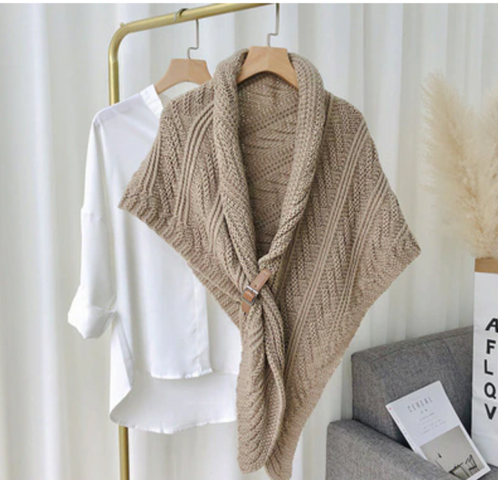 Netjes gevouwen gebreide kasjmier look sjaal voor dames, klaar om warmte te bieden in de winter.