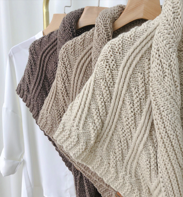 Elegant accessoire: gebreide dames sjaal met kasjmier look, ideaal voor winterse mode.