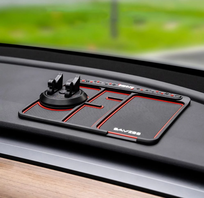 Zwarte universele dashboard telefoonhouder in auto interieur, met verstelbare klem voor mobiele telefoons.
