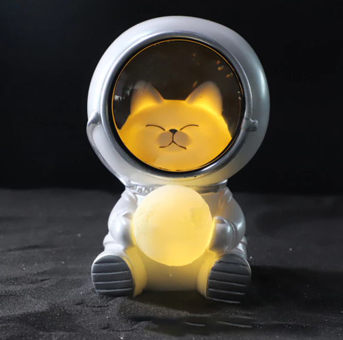 Gedetailleerde hars astronaut figuur van de LED nachtlamp, ideaal als uniek cadeau en tafellamp decoratie.