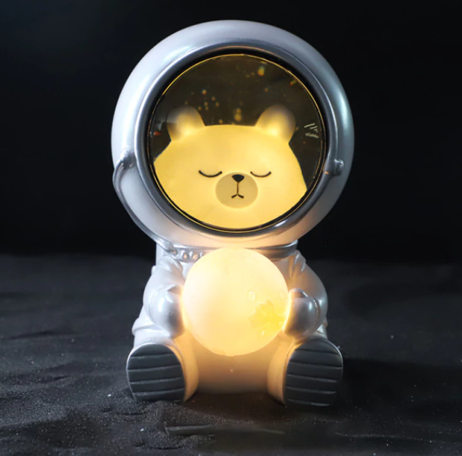 Sfeervolle LED nachtlamp in astronaut design, creëert zachte ruimteverlichting voor de kinderkamer of als huisdecoratie.