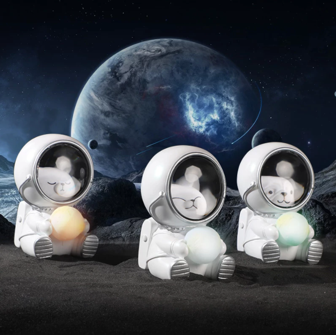 Astronaut LED nachtlamp op nachtkastje, voegt speelse ruimte decoratie en sfeervolle verlichting toe aan de kinderkamer.