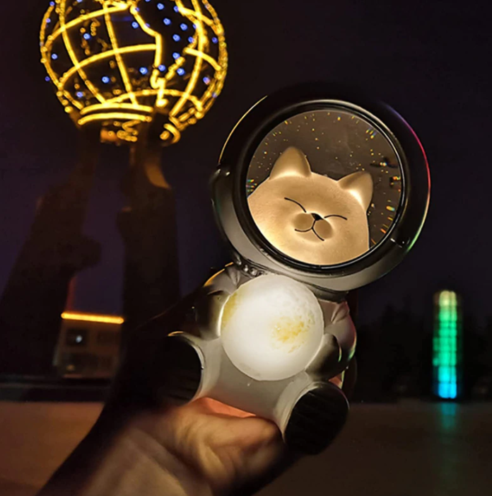 Schattige astronaut LED nachtlamp, een speelse decoratie en sfeervolle ruimteverlichting van hars voor elke kinderkamer.
