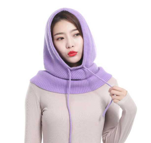 Detail van zachte acrylmix muts en fleece nekwarmer, comfortabel en warm voor de winter.