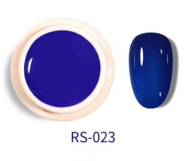 Foto van nagelstempelset onderdelen: stempel, schraper, en een selectie sjablonen.