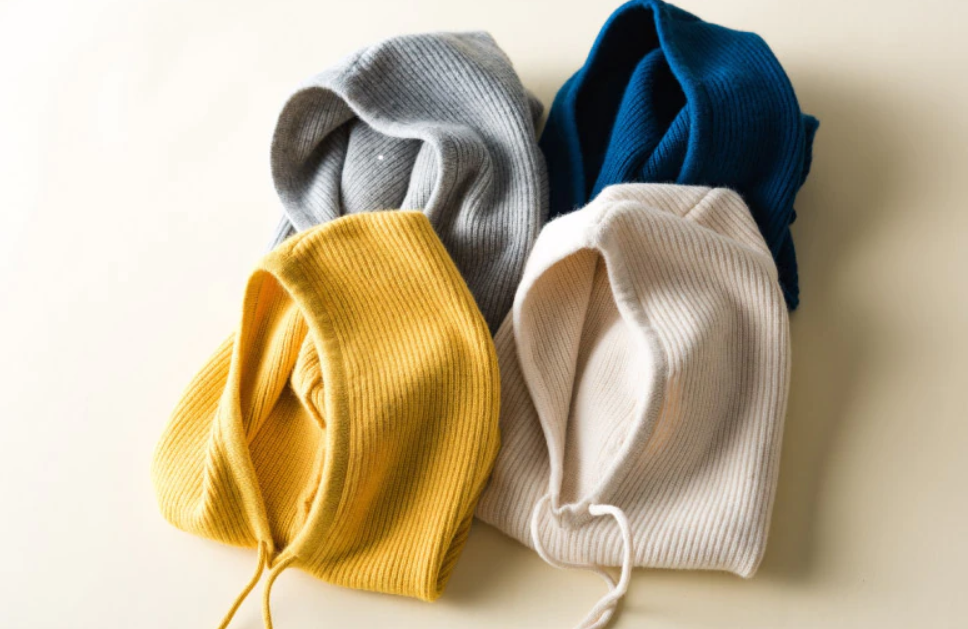 Unisex wintermuts met nekwarmer in effen kleur, een warm en modieus accessoire.