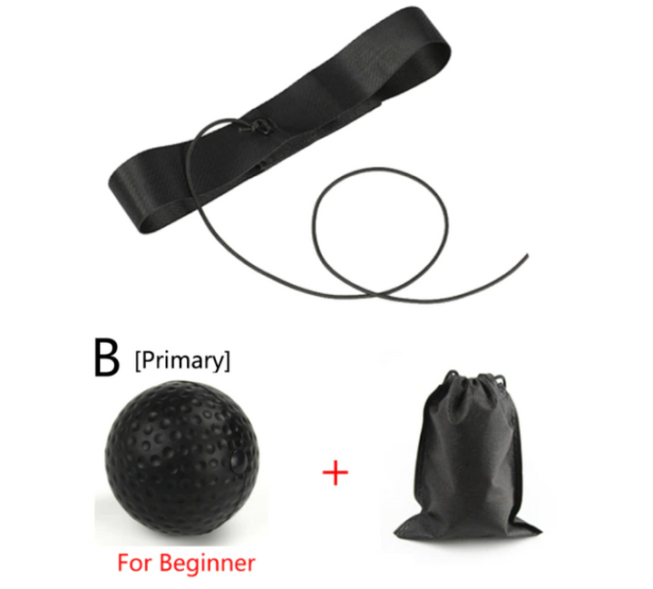 Bokser traint met reflexbal hoofdband om snelheid en nauwkeurigheid te verbeteren, essentieel voor boksen.