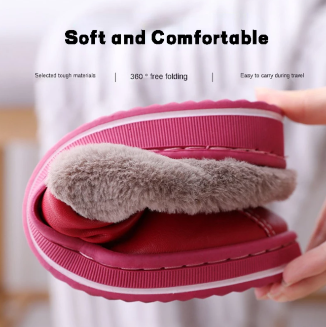 Model draagt comfortabele unisex slippers, perfect voor dagelijks voet comfort thuis of als huis schoenen.