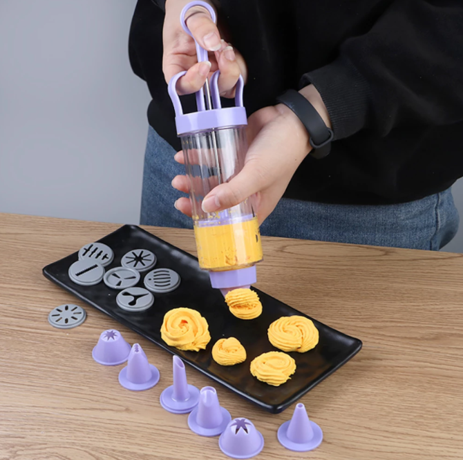 Creatieve koekjespers set met diverse vormen & decoratietips voor unieke zelfgebakken koekjes.