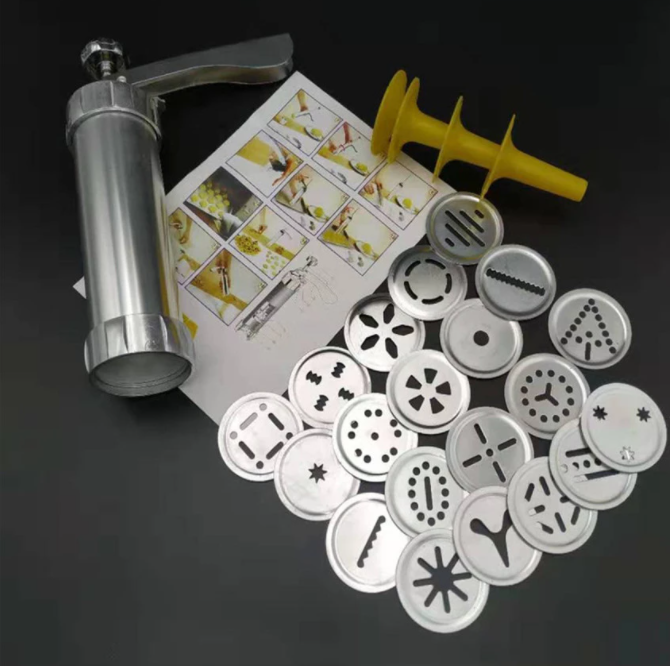 De complete Keuken Koekjespers Set met spuitmonden en schijven; essentieel bakgerei voor de keuken.