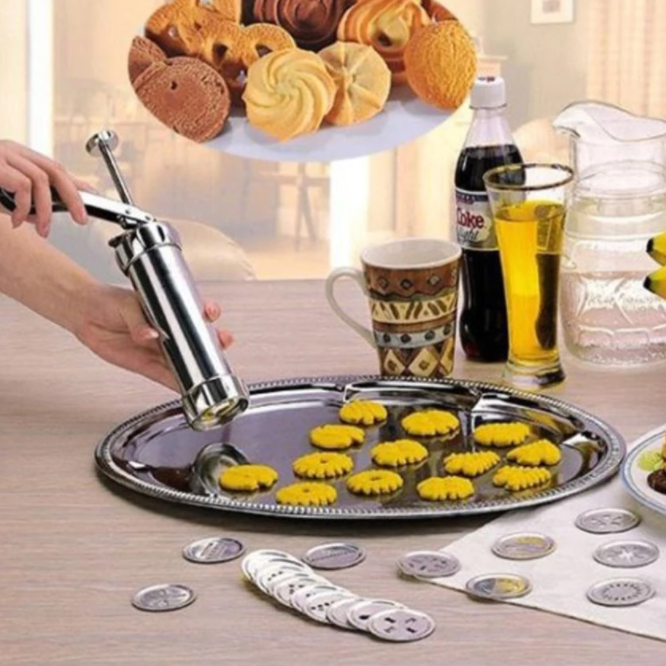 Close-up van de koekjespers in actie, makkelijk te gebruiken voor het decoreren van cupcakes en taarten.