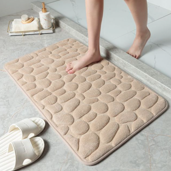Antislip badmat in de badkamer, zorgt voor veiligheid en een warme, zachte ondergrond na het douchen.