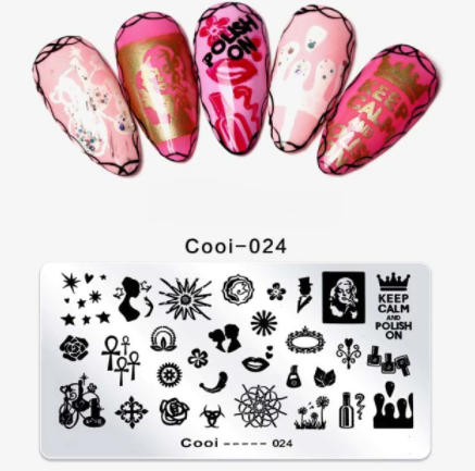 Set met nagelstempel, schraper en meerdere sjablonen voor professionele nagelkunst.