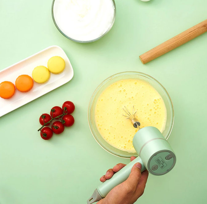 Compacte draadloze handmixer klopt slagroom of beslag voor bakken in de keuken, zonder snoer.