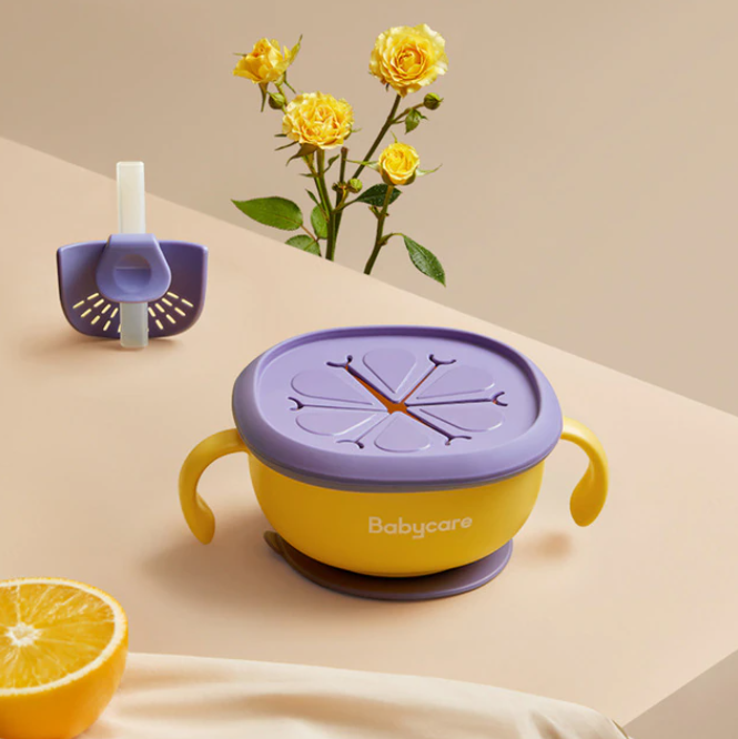 Handig kinderservies: duurzame eetkom met zuignap en rietje, perfect voor baby's en peuters.