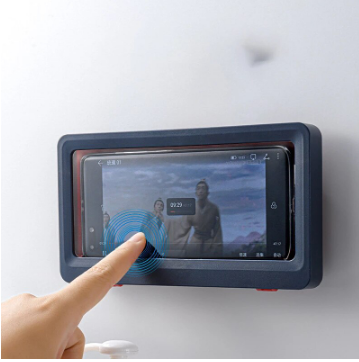 Witte waterdichte telefoonhouder aan badkamermuur. Perfect voor series kijken onder de douche. Handig & universeel.
