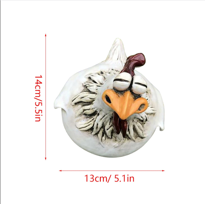 Vrolijk decoratief kippenbeeldje in de tuin, gemaakt van hars. Een uniek ornament voor buiten.