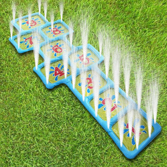 Vrolijk kind speelt met educatieve watersproeier in de tuin, perfect voor zomerse waterpret en verkoeling.