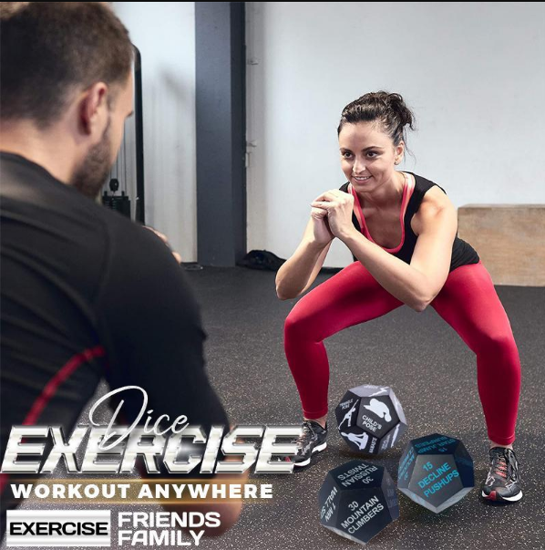 Unisex fitness dobbelstenen liggen klaar op een gymvloer, motiveren tot gevarieerde sport oefeningen in de sportschool.