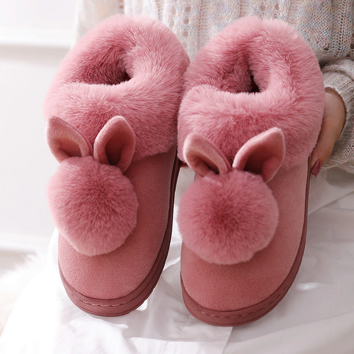 Schattige dames bunny pantoffels, wit en pluche, met zachte oren. Ideaal voor warme en stijlvolle voeten binnen.