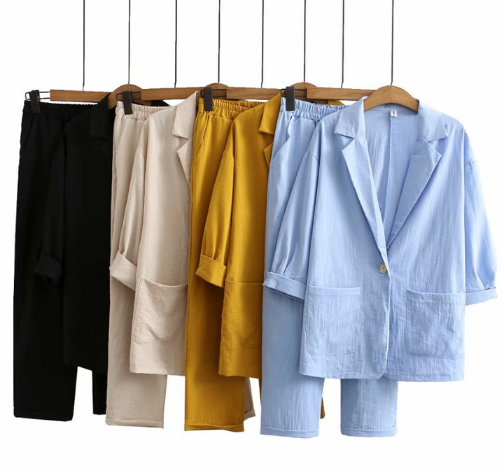 Trendy dames loungewear set: comfortabele blouse en broek, perfecte vrijetijdskleding voor thuis of onderweg.