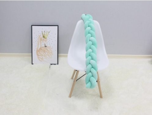 Veelzijdig gevlochten babykussen; te gebruiken in een ledikant, co-sleeper of als decoratie in de kinderkamer.