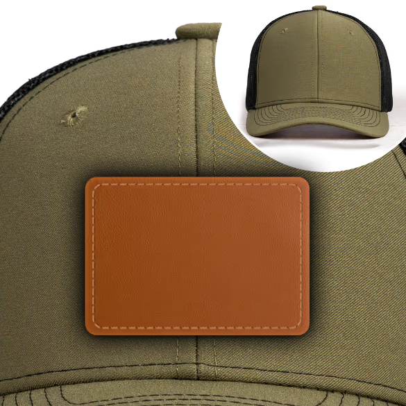 Heren pet met gepersonaliseerde lijntekening van foto op leren patch; perfect uniek en comfortabel cadeau.