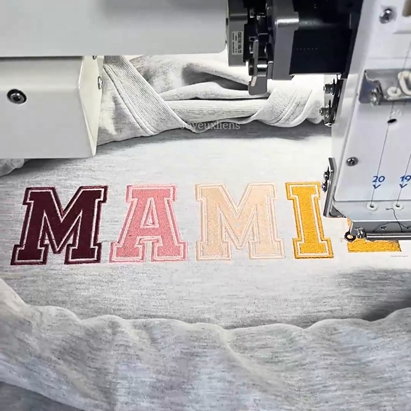 Gepersonaliseerd sweatshirt voor moeders, symbool van onvoorwaardelijke liefde.