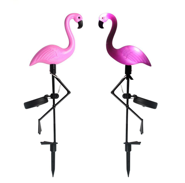 Close-up van vrolijke roze LED solar flamingo tuinlamp, prachtige tuindecoratie voor buiten.