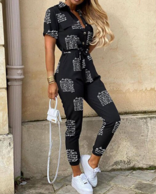 Trendy dames jumpsuit met decoratieve knoopsluiting, comfortabele pasvorm. Moderne damesmode.