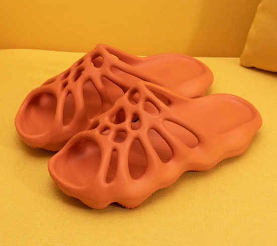 Trendy dames plateau slippers met uitgesneden band, ideaal als comfortabele bad- of strand slippers.
