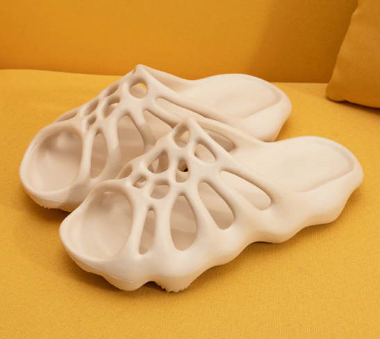 Zachte, comfortabele dames plateau slippers met stijlvol uitgesneden detail, ideaal voor binnen.