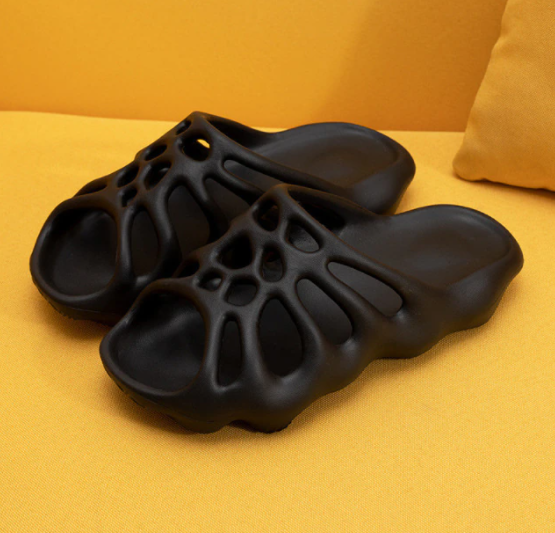 Moderne dames huisslippers met uitgesneden band, perfect voor ontspanning en warmte, comfortabel.
