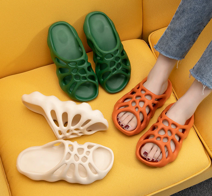 Stapel comfortabele dames plateau slippers in diverse kleuren met uitgesneden design, modern.