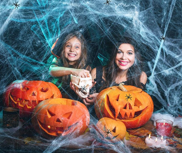Feestdecoratie: een kunst spinnenweb dat je ruimte transformeert in een Halloween wonderland.