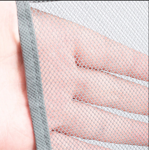 Accessoire opberger: stijlvolle grijze hangende rek voor het organiseren van handtassen en accessoires.