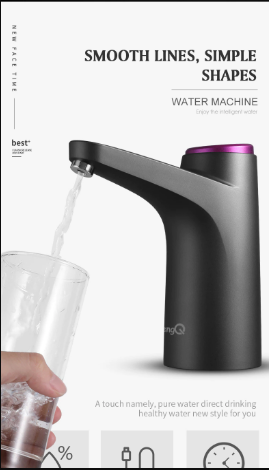 Compacte draagbare waterdispenser op kantoor bureau. Biedt gemakkelijk toegang tot drinkwater voor collega's.