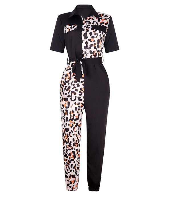 Detail van knoopsluiting op een trendy dames jumpsuit. Comfortabele en modieuze dameskleding.