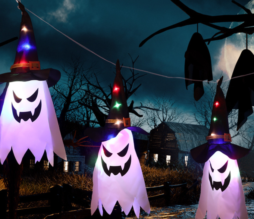 Feestelijke Halloween spook met LED verlichting, perfecte griezelige decoratie voor je tuin of buitenruimte.