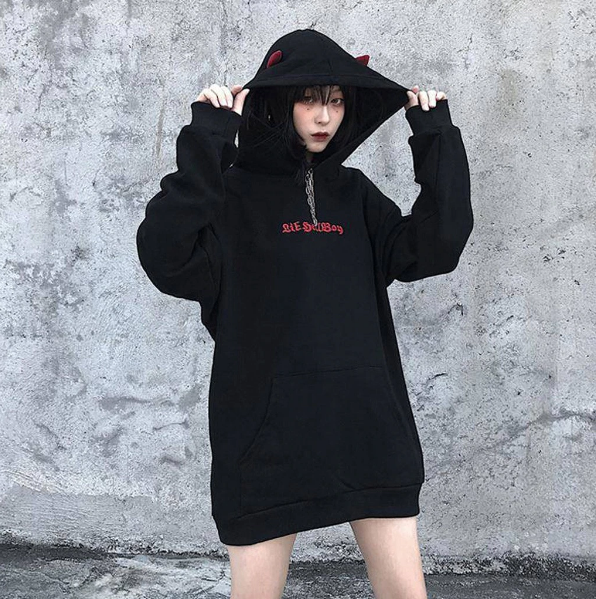 Statement unisex duivel hoodie. Zwarte sweater met rode hoorns en vleugels, perfect voor unieke winter streetwear.