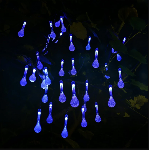 Sprankelende druppel solar lichtketting in donkere tuin, voor magische sfeerverlichting met zonne-energie.