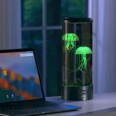 Detailopname van de betoverende OceanGlow LED kwallenlamp, met realistische, lichtgevende kwallen die sierlijk bewegen.