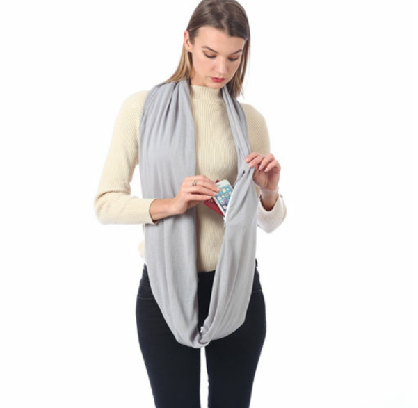Comfortabele dames infinity sjaal die warmte biedt en ruimte voor essentials, ideaal voor koude dagen.