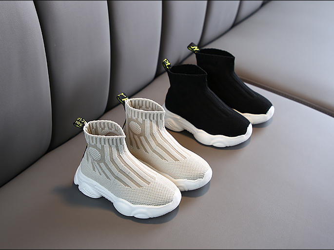 Comfortabele kinder schoenen voor jongens en meisjes, slip-on model met flexibele en stevige zool.