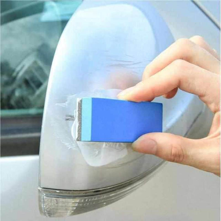 Detailfoto van een oppervlakkige kras op de autolak, klaar voor herstel met effectieve krasverwijderaar.
