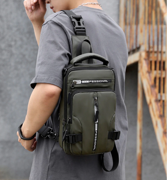 Moderne heren crossbody tas (slingbag) met USB poort, waterbestendig, ideaal voor stedelijke avonturen.