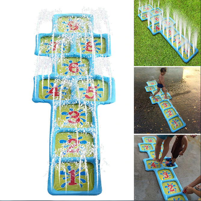 Kinderen genieten van waterpret met de vrolijke watersproeier, perfect buitenspeelgoed voor warme zomerdagen.